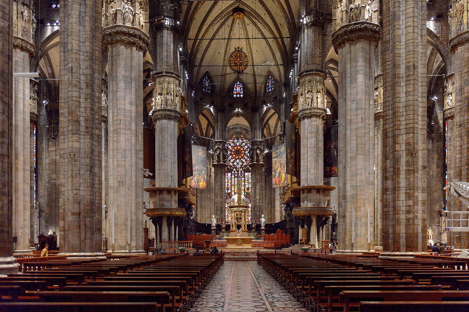 Εσωτερικό του Duomo di Milano (Θόλος του Μιλάνου), Μιλάνο, Ιταλία. Μητροπολιτικός Καθεδρικός Ναός-Βασιλική Γεννήσεως της Αγίας Μαρίας
