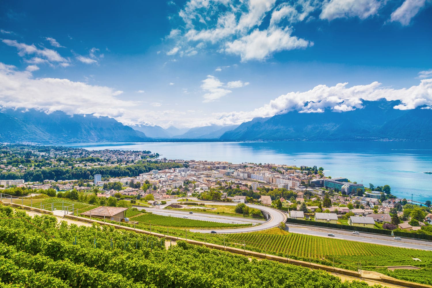 Εναέρια πανοραμική άποψη της πόλης Vevey στη λίμνη της Γενεύης στο καντόνι του Vaud, Ελβετία