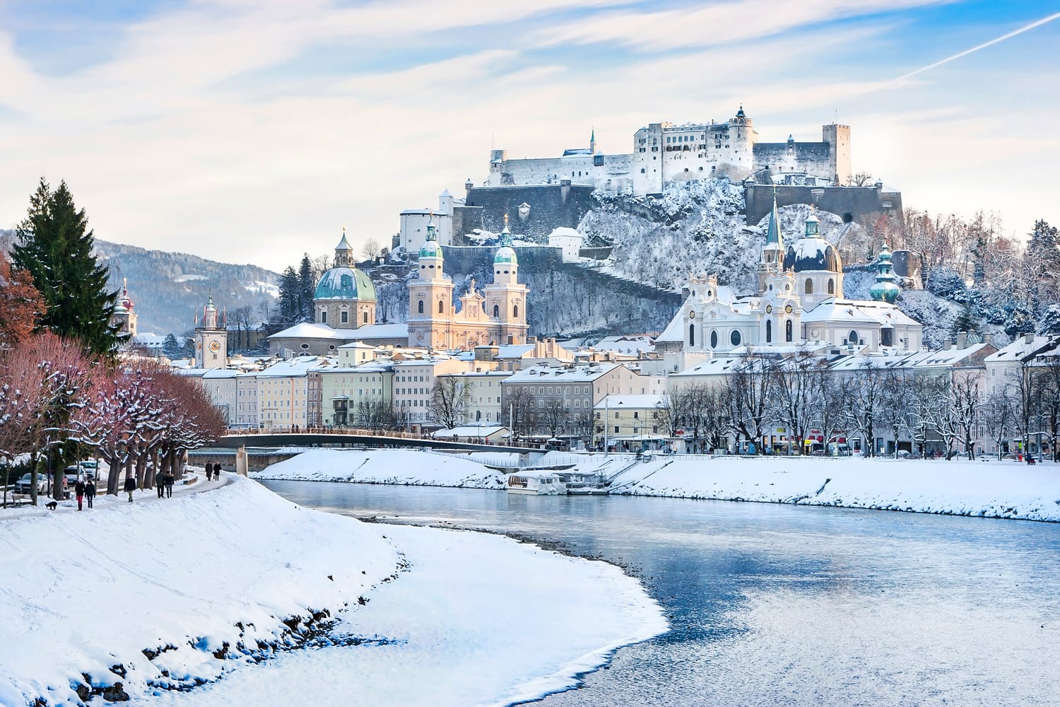 Όμορφη άποψη του ορίζοντα του Σάλτσμπουργκ με το φρούριο Hohensalzburg και τον ποταμό Salzach το χειμώνα, Σάλτσμπουργκερ Land, Αυστρία