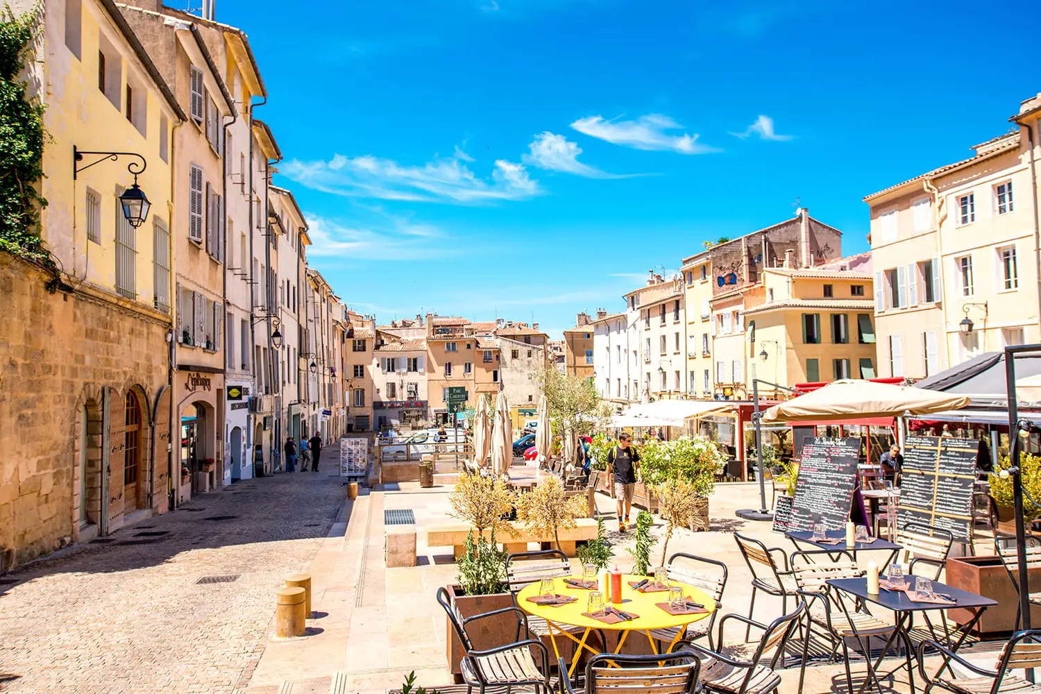 πλατεία ardeurs με καφέ και εστιατόρια στην παλιά πόλη της πόλης Aix-en-Provence στη νότια Γαλλία.
