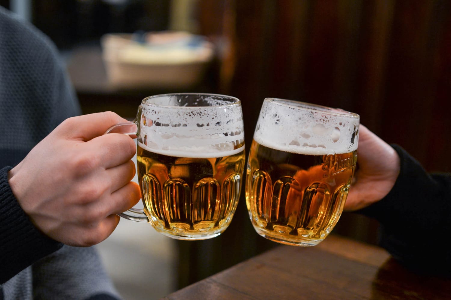Φίλοι που έχουν βαρελίσια μπύρα στην Πράγα, Τσεχία