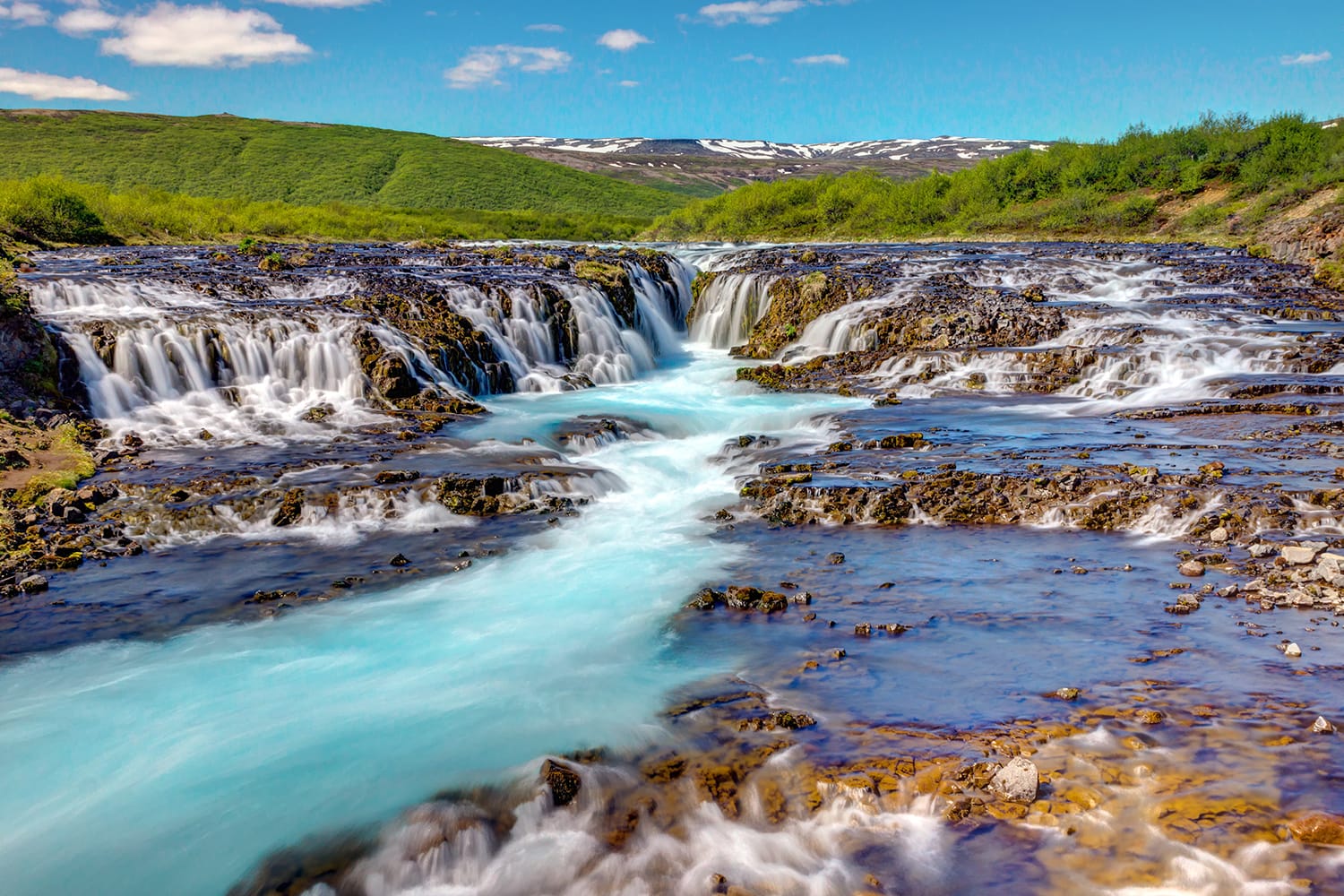 Ο υπέροχος καταρράκτης Bruarfoss στην Ισλανδία μια ηλιόλουστη μέρα