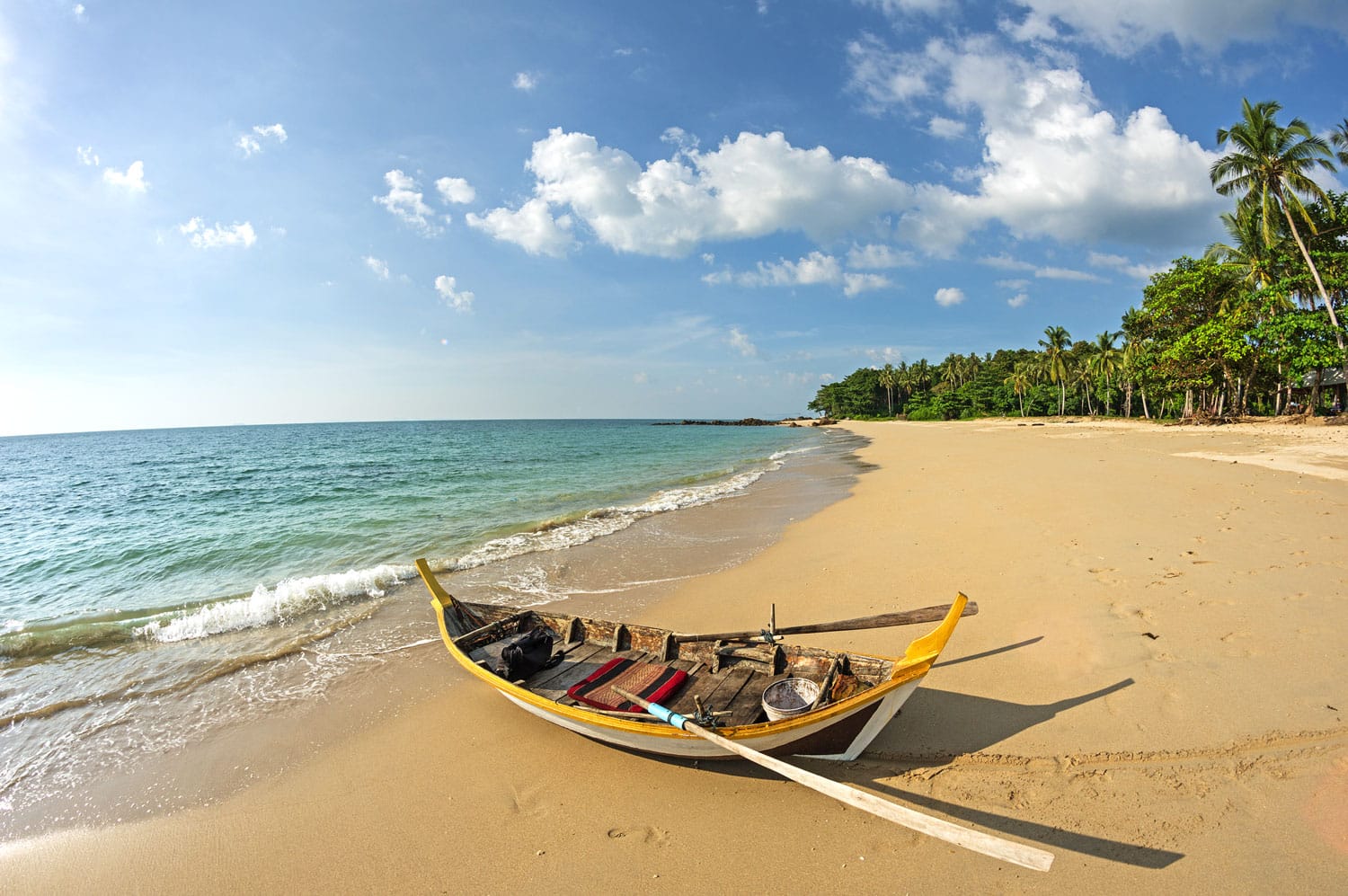 βάρκα με κωπηλασία σε μια τροπική παραλία στο Koh Lanta Ταϊλάνδη