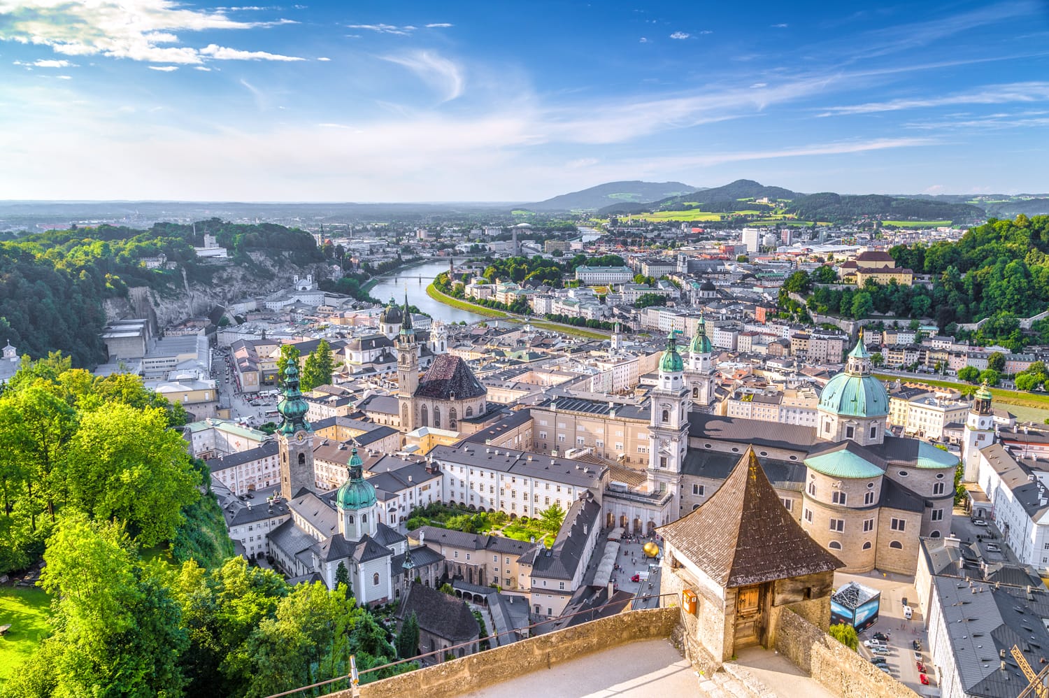 Εναέρια πανοραμική άποψη της ιστορικής πόλης του Σάλτσμπουργκ με τον ποταμό Salzach σε όμορφο χρυσό βραδινό φως με γαλάζιο ουρανό και σύννεφα στο ηλιοβασίλεμα το καλοκαίρι, Salzburger Land, Αυστρία