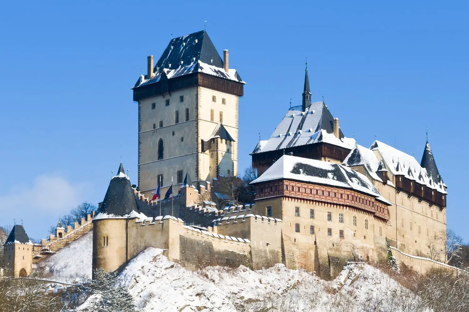 μεσαιωνικό βασιλικό γοτθικό κάστρο Karlstejn κοντά στην Πράγα, Κεντρική Βοημία, Τσεχική Δημοκρατία, Ευρώπη