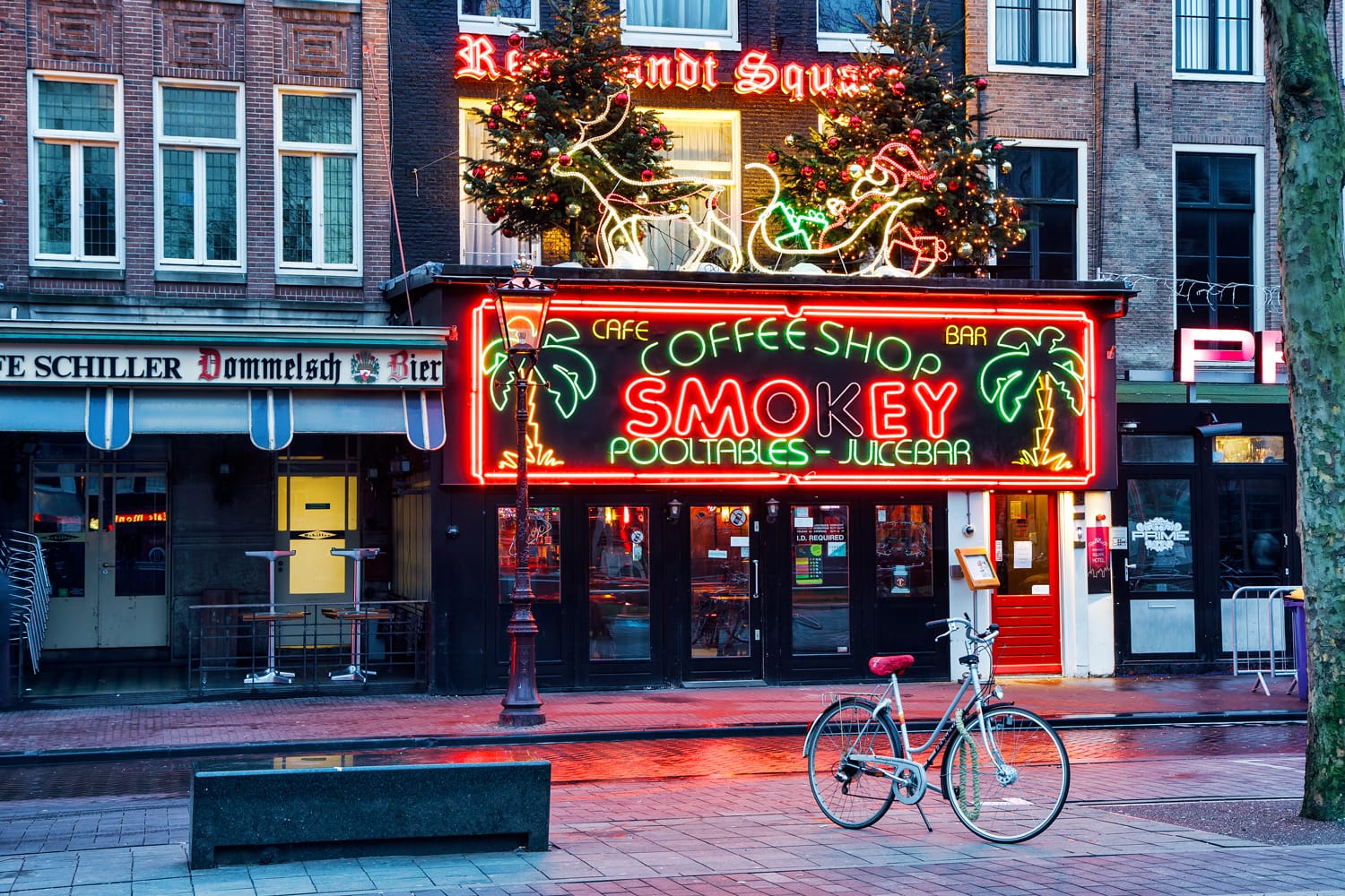 Το Coffeeshop Smokey είναι ένα καφενείο κάνναβης που βρίσκεται στη μεγαλύτερη πλατεία του Άμστερνταμ, την πλατεία Rembrandt.