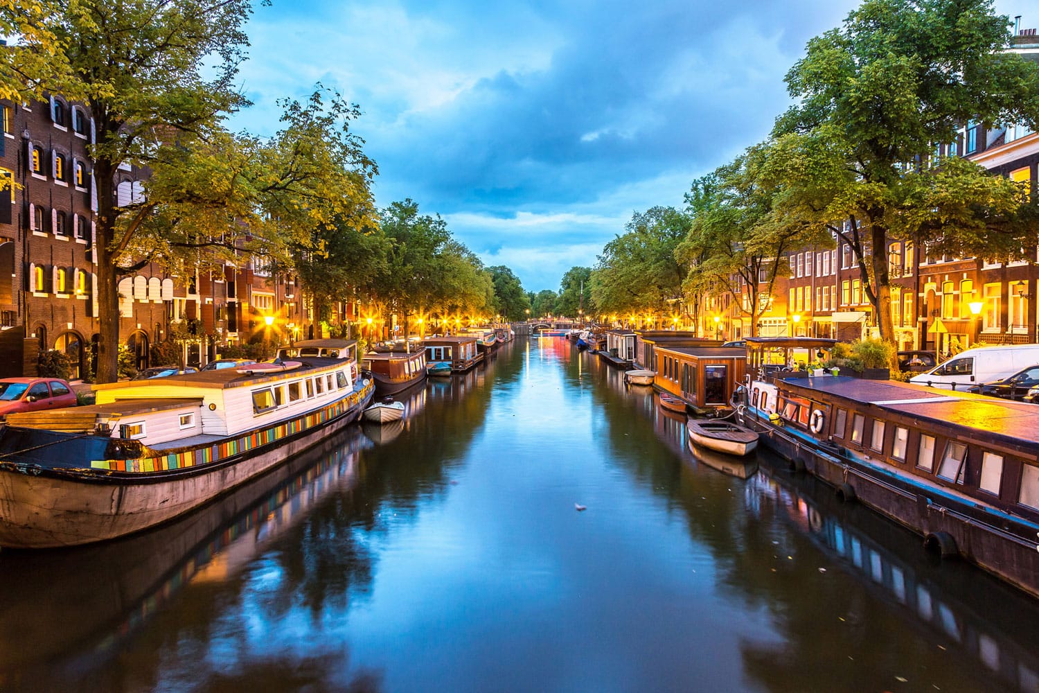 Κανάλια του Άμστερνταμ τη νύχτα