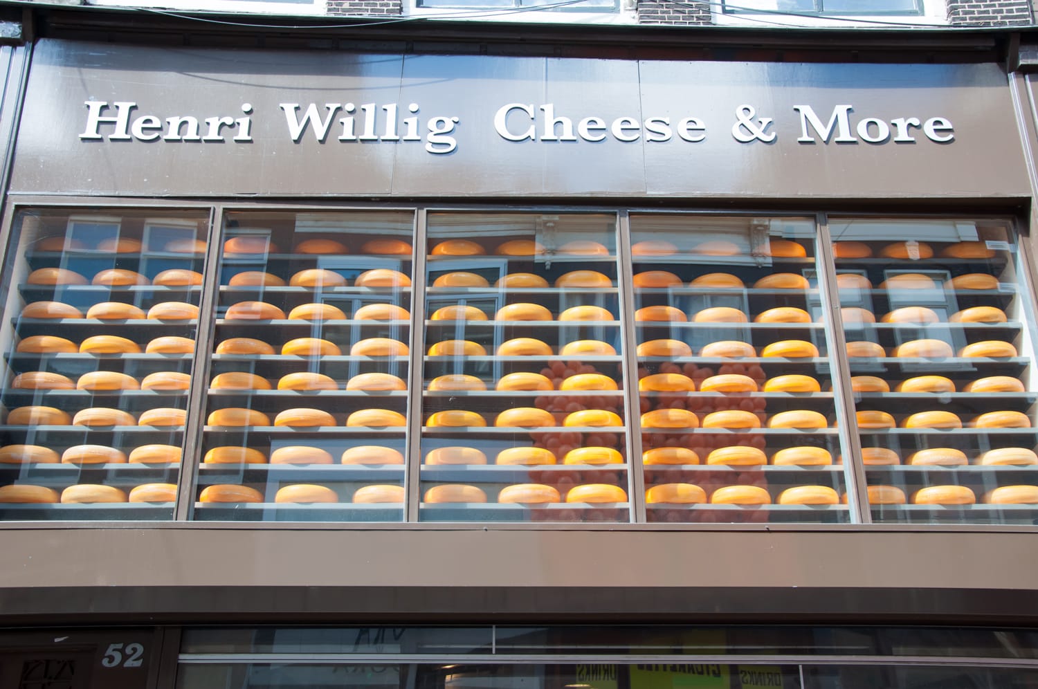  Διάφορο ολλανδικό τυρί που εκτίθεται προς πώληση σε τοπικό κατάστημα στο Άμστερνταμ.