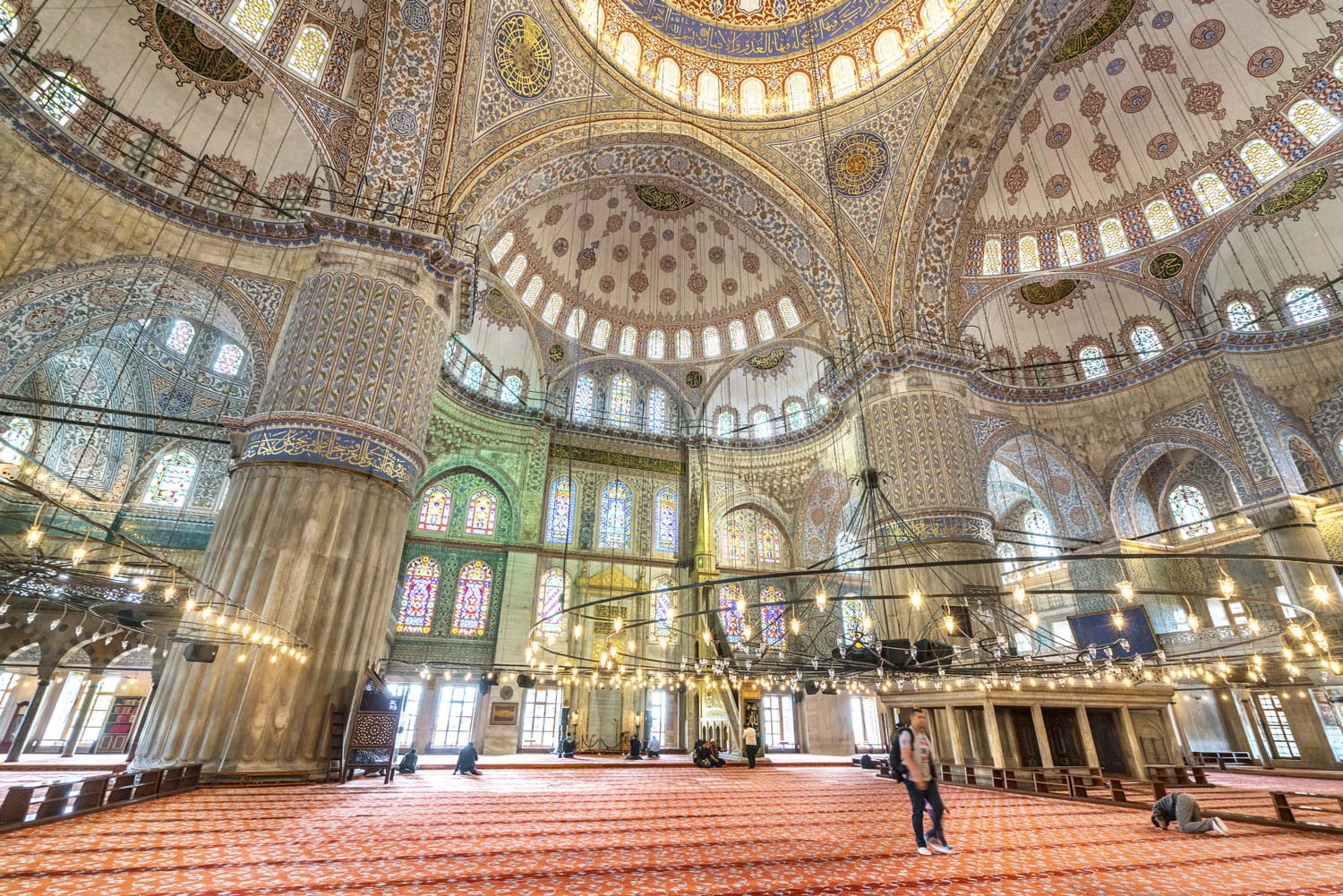 Εσωτερική άποψη του τζαμιού Sultanahmet (Μπλε Τζαμί) στην Κωνσταντινούπολη, Τουρκία