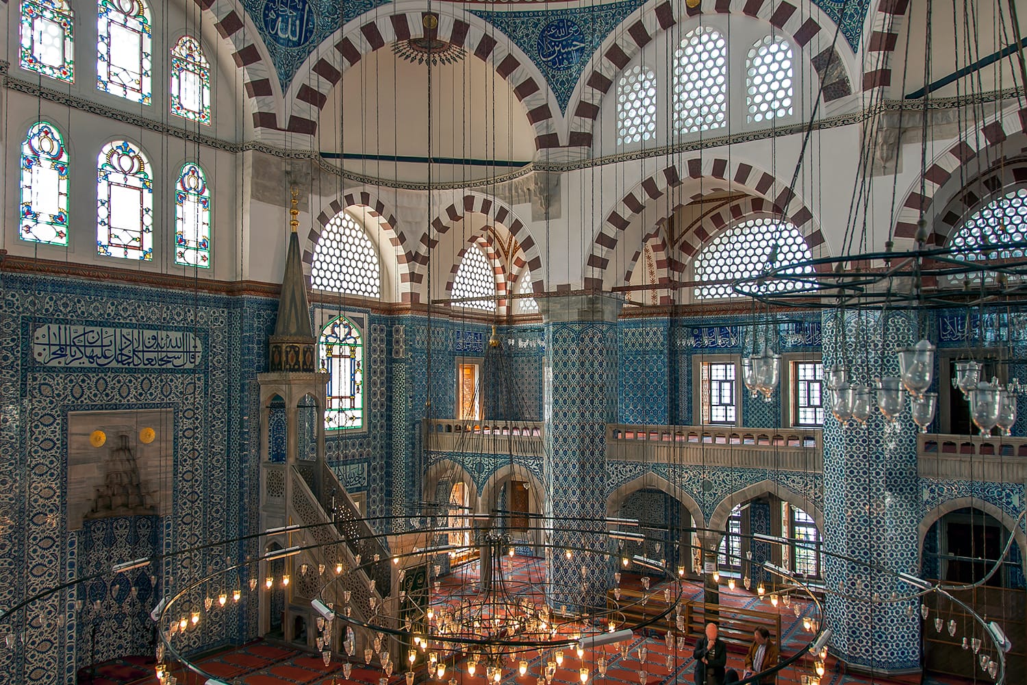 Το εσωτερικό του τζαμιού Ρουστέμ Πασά