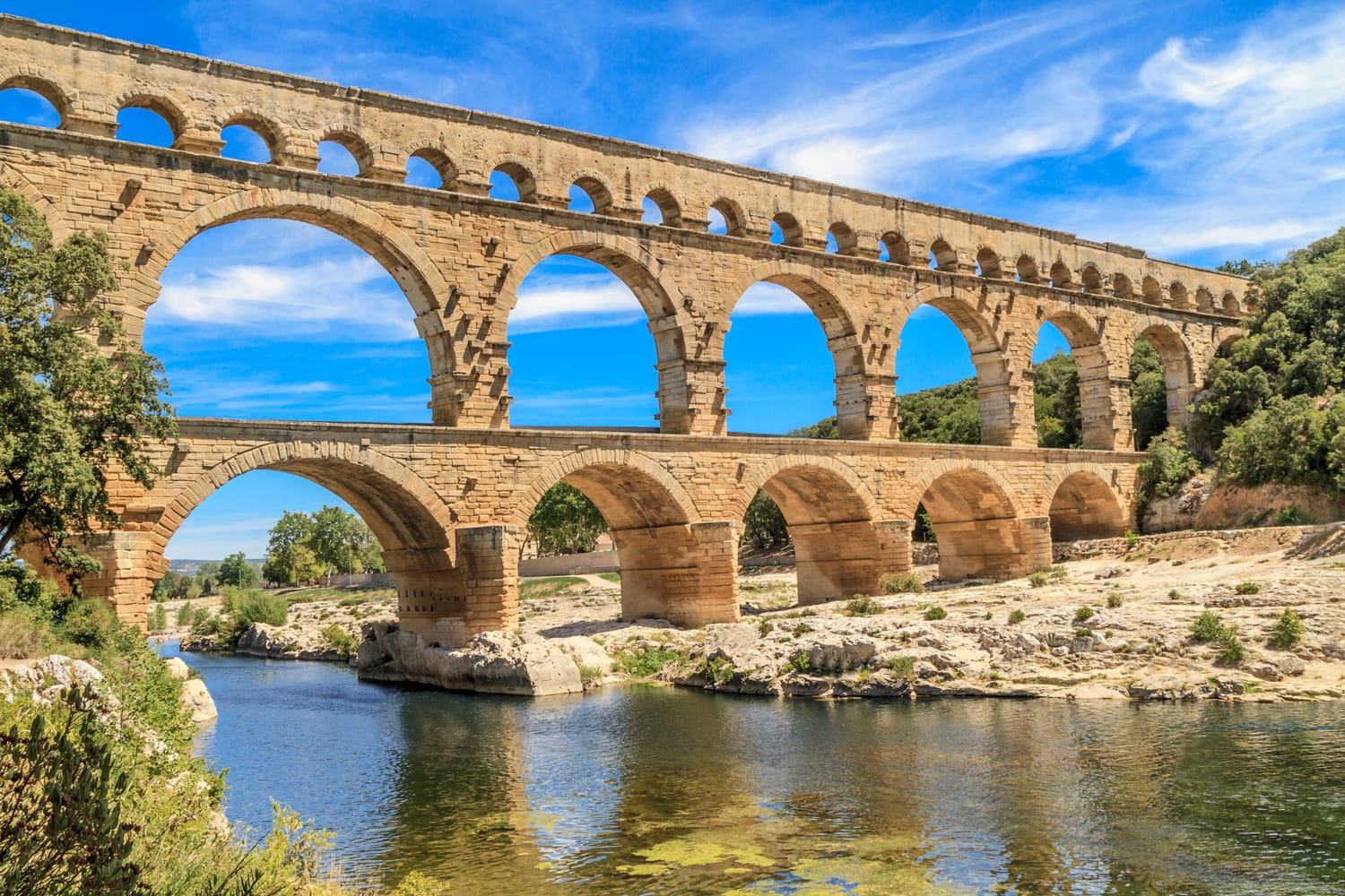 Το Pont du Gard είναι ένα παλιό ρωμαϊκό υδραγωγείο κοντά στη Νιμ στη Νότια Γαλλία