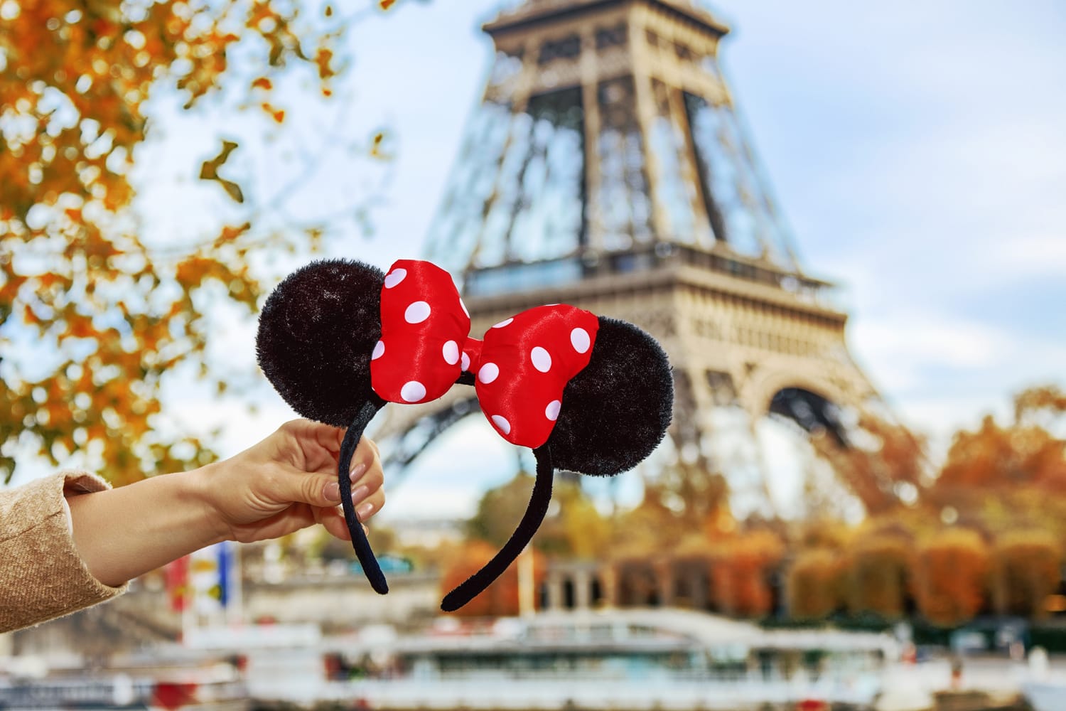 Κινηματογράφηση σε πρώτο πλάνο στα αυτιά της Minnie Mouse στο γυναικείο χέρι στο ανάχωμα κοντά στον πύργο του Άιφελ στο Παρίσι, Γαλλία