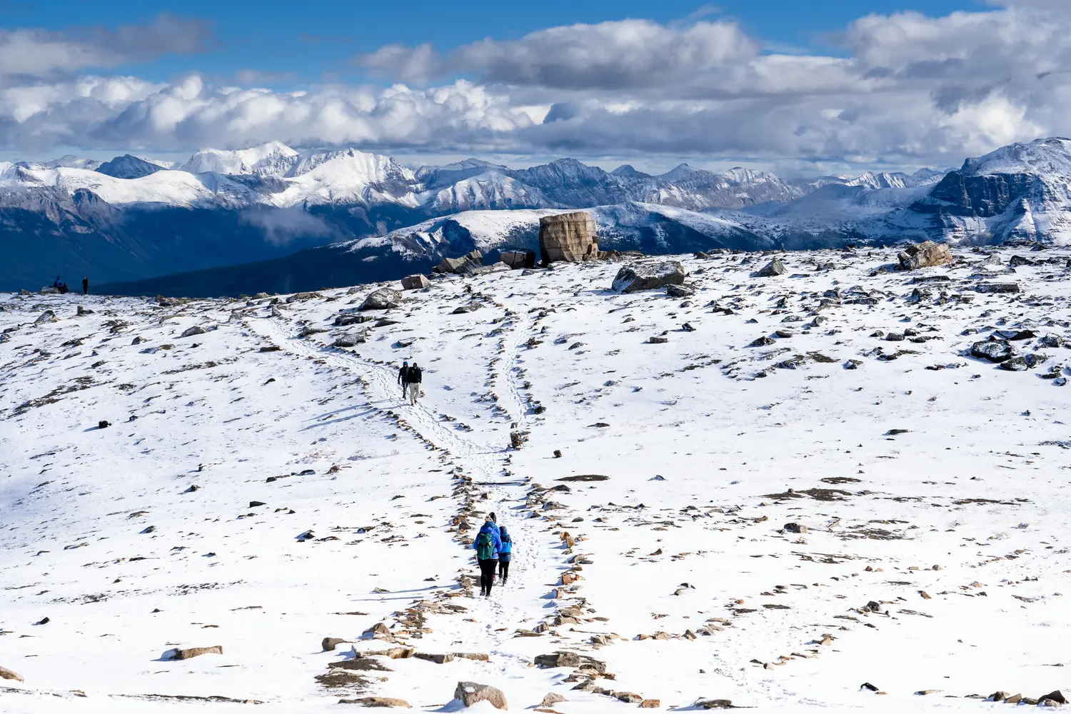 Οι τουρίστες περπατούν κατά μήκος ενός χιονισμένου μονοπατιού στην κορυφή του βουνού στο Εθνικό Πάρκο Jasper, Καναδάς
