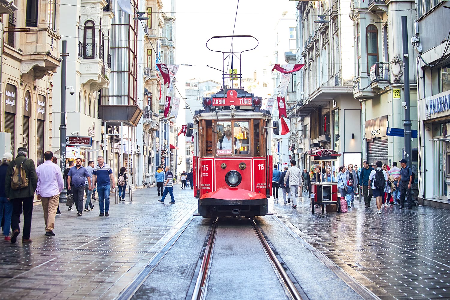 Νοσταλγικό παραδοσιακό κόκκινο τραμ στο Beyoglu