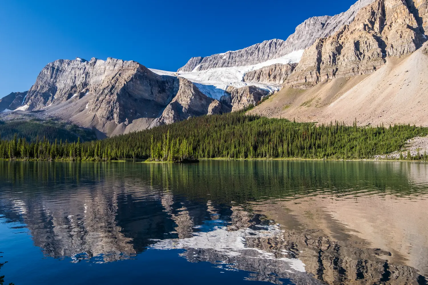 Ο παγετώνας Crowfoot αντικατοπτρίζει τη λίμνη Bow στο εθνικό πάρκο Banff