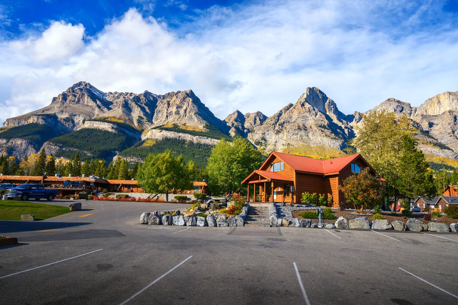 The Crossing Resort Hotel, Cafe and Restaurant στο Icefields Parkway στο Εθνικό Πάρκο Banff, Καναδάς