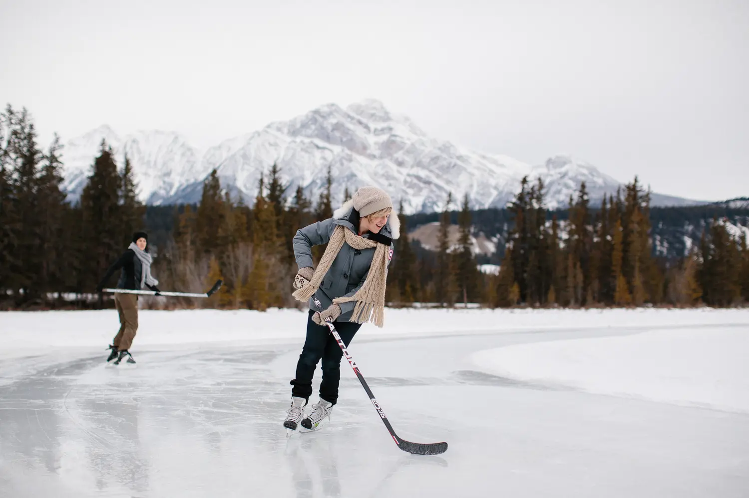 Άνθρωποι που κάνουν πατινάζ στον πάγο στη λίμνη Mildred στο Jasper, Καναδάς
