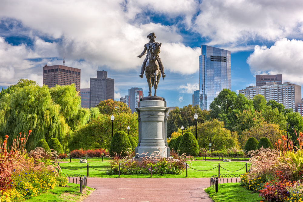 Ανοιξιάτικη σκηνή μπροστά από το μνημείο George Washington στο Public Garden στη Βοστώνη κατά τη φθηνότερη περίοδο της πόλης για επίσκεψη