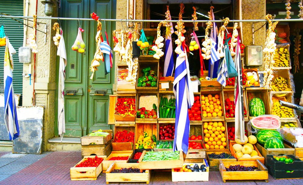 Πολύχρωμα φρούτα και λαχανικά σε μια υπαίθρια αγορά στην Ουρουγουάη