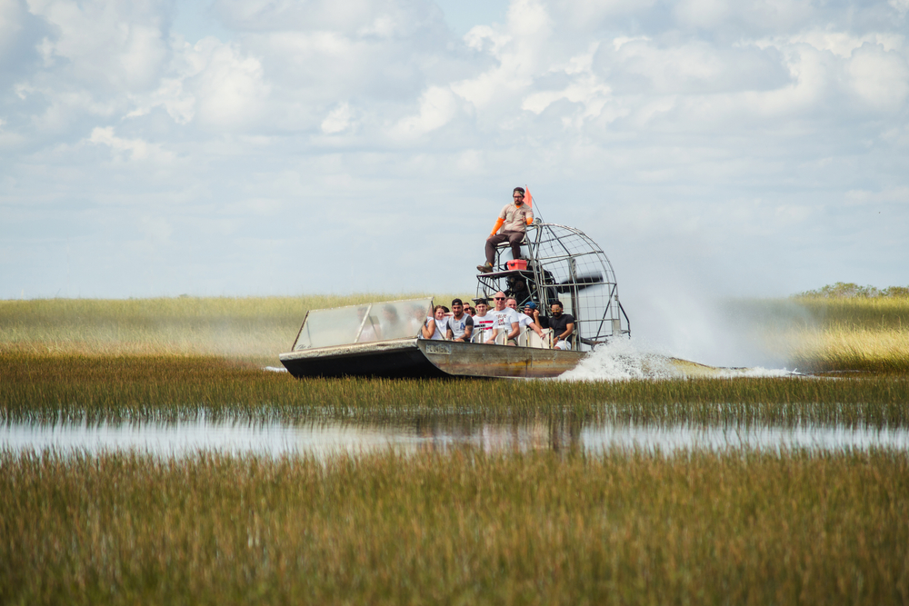 Οι άνθρωποι κάνουν μια βόλτα με αεροσκάφος μέσα στους βάλτους για να δείξουν τη χειρότερη στιγμή για να επισκεφτούν το Everglades
