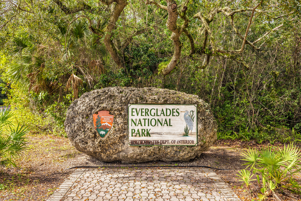 Πινακίδα εισόδου στο Εθνικό Πάρκο Everglades για μια ενότητα συχνών ερωτήσεων σχετικά με την καλύτερη στιγμή για να επισκεφθείτε το Everglades