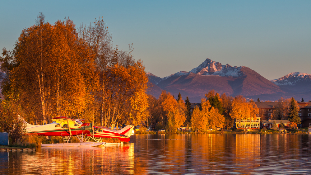 Ζεστό ηλιοβασίλεμα και απαλά χρώματα του φθινοπώρου απεικονίζονται το φθινόπωρο, μια από τις φθηνότερες περιόδους για να επισκεφθείτε την Αλάσκα