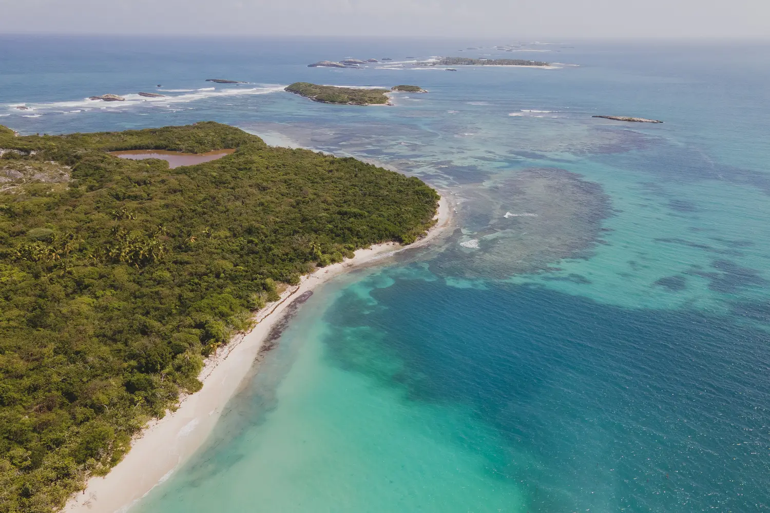 Εναέρια άποψη drone μιας παραλίας στο απομονωμένο Cayo Icacos, Πουέρτο Ρίκο