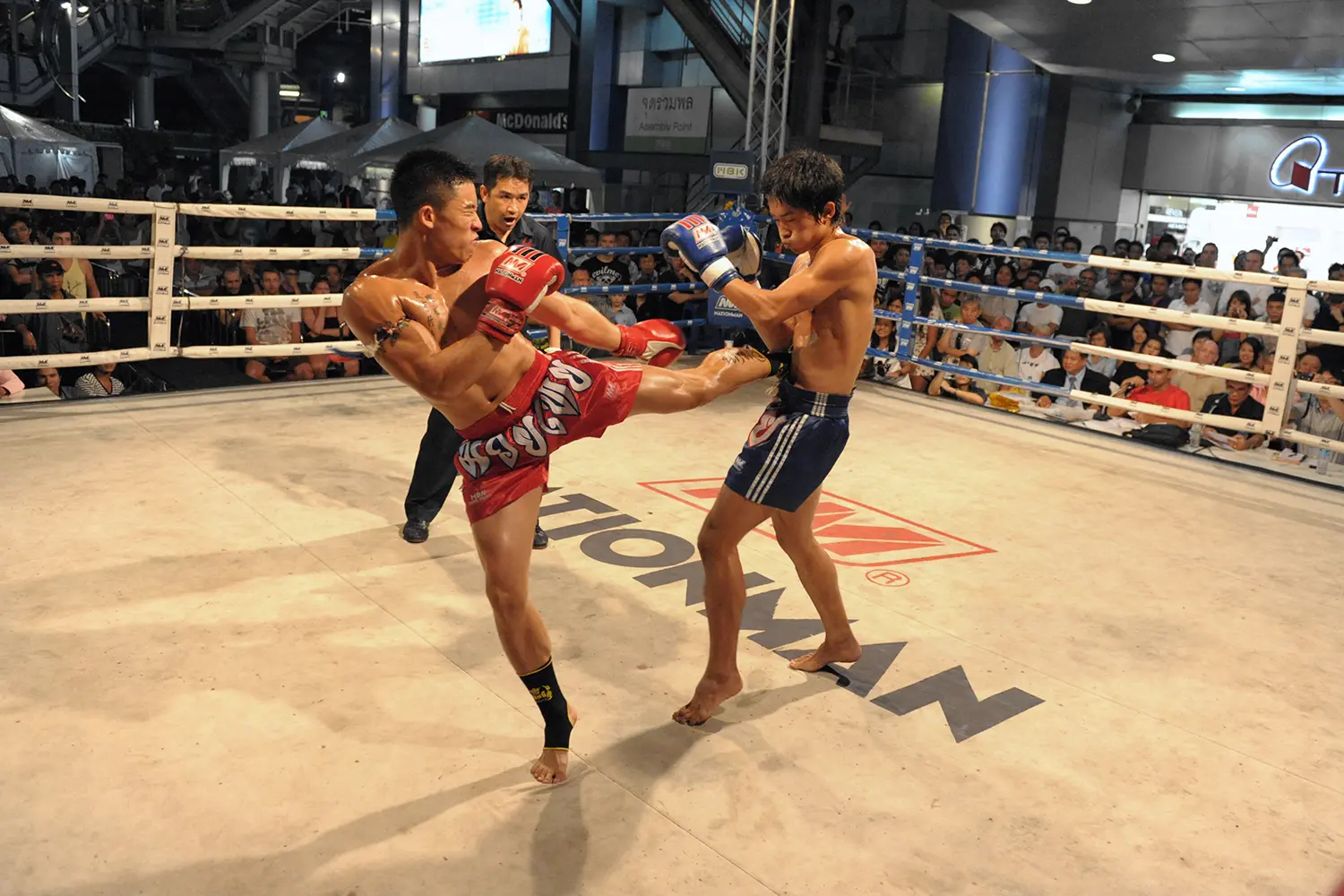 Μαχητές Muay Thai διαγωνίζονται σε έναν αγώνα ταϊλανδέζικου kickboxing στο MBK Fight Night στην Μπανγκόκ της Ταϊλάνδης.