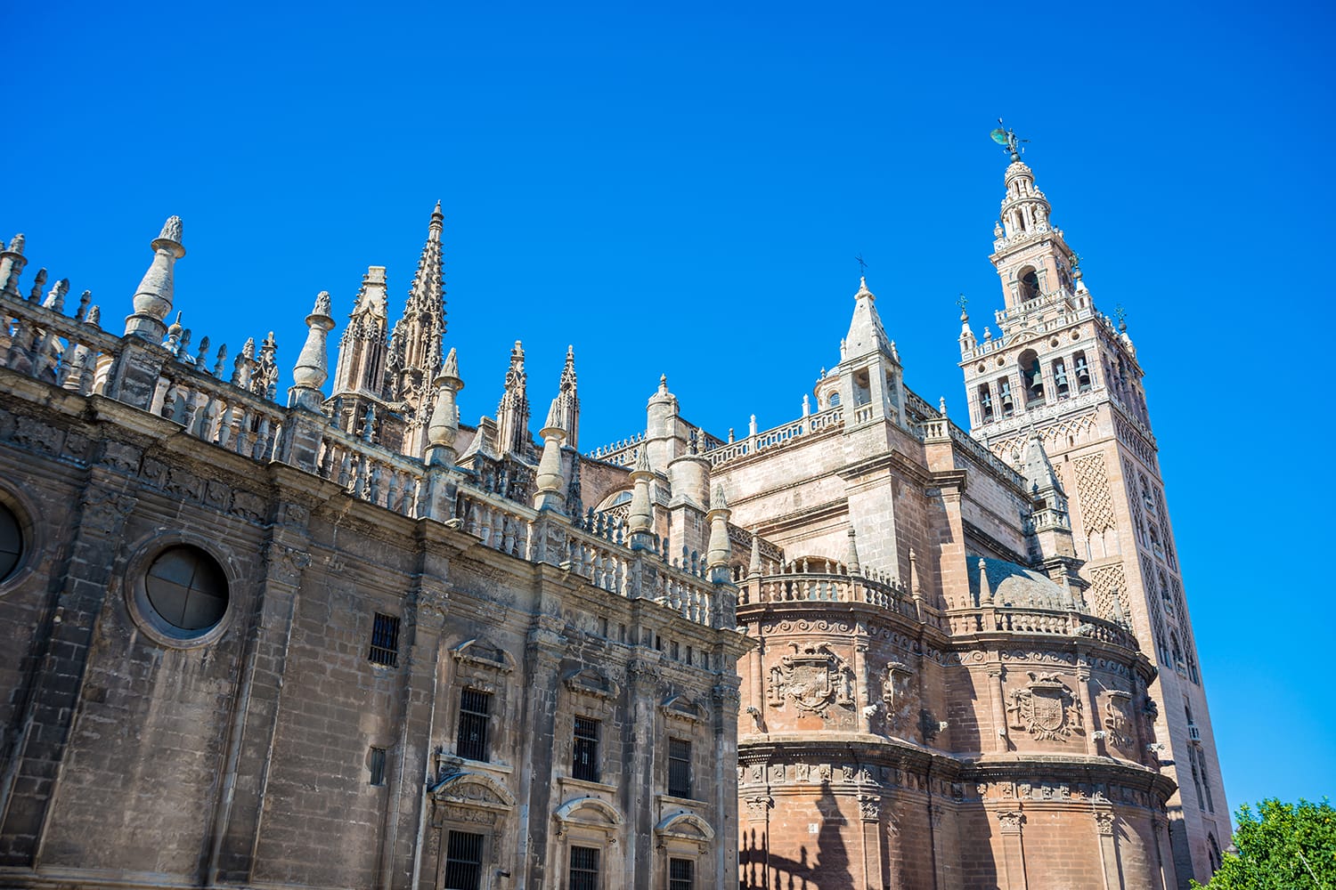 Ο καθεδρικός ναός της Santa Maria de la Sede de Sevilla είναι ο μεγαλύτερος χριστιανικός γοτθικός καθεδρικός ναός στον κόσμο. Η Unesco το ανακήρυξε το 1987 Μνημείο Παγκόσμιας Κληρονομιάς.